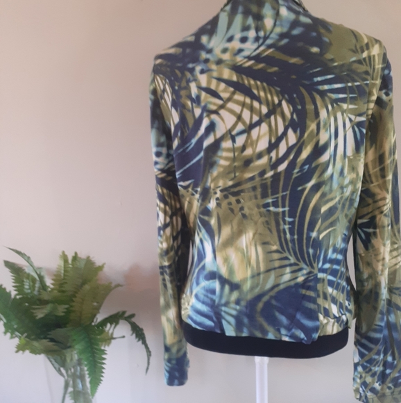 Vests - Picture 4 of 5